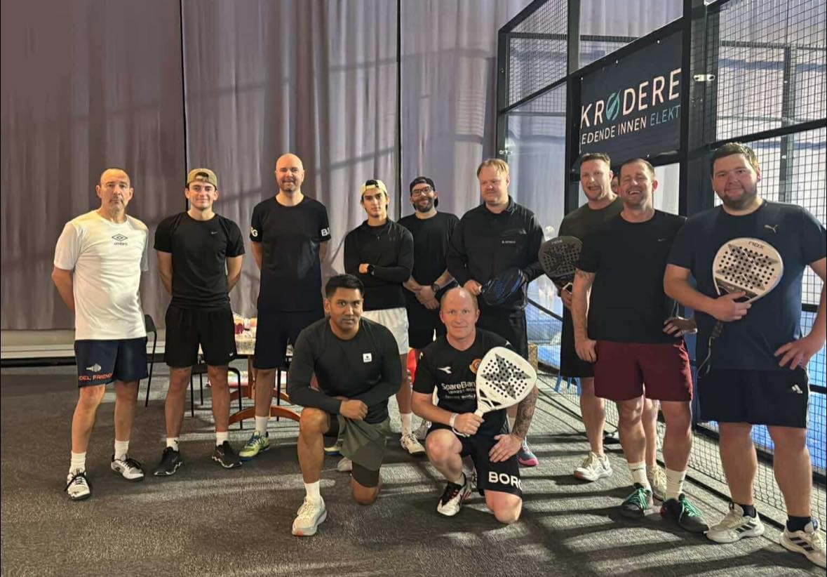 Gruppebilde fra firmaarrangement hos Next Padel