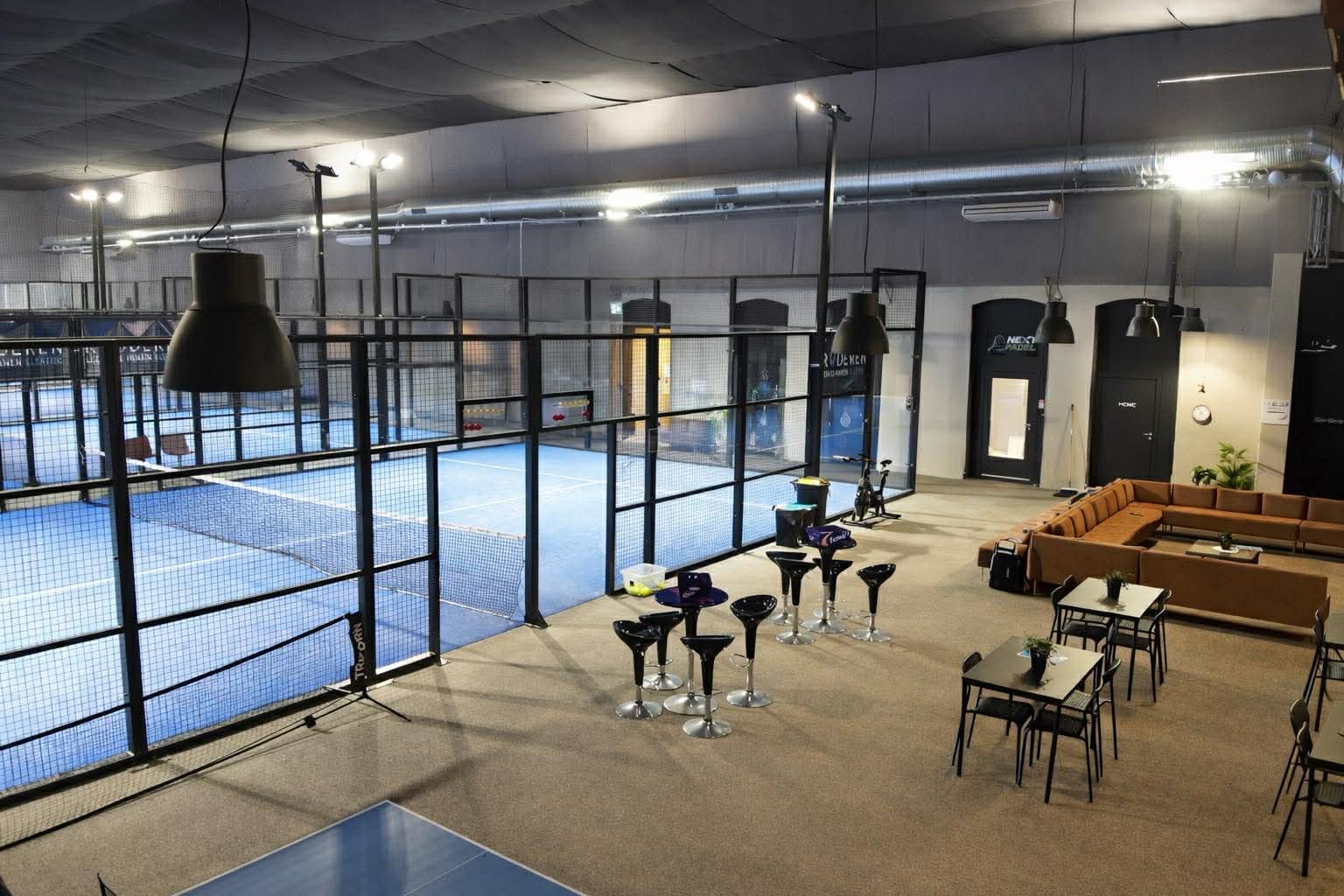 Åpningsdag i Next Padel hallen med publikum og padelbane