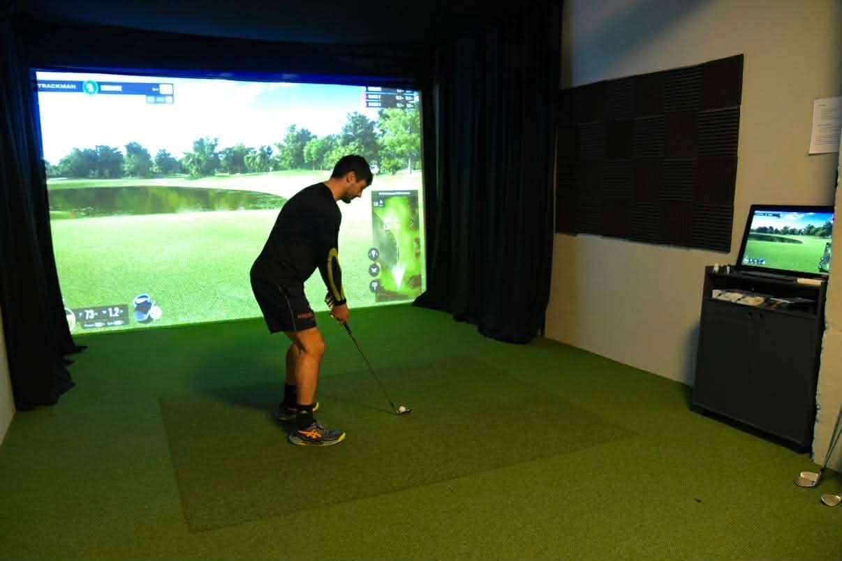 Trackman golfsimulator hos Next Padel med projektor og kunstgress